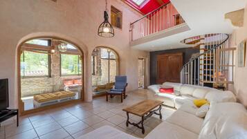 Televisión y chimenea