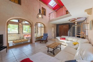 TV, fireplace