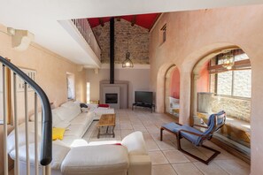 TV, fireplace