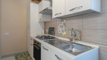 Frigorifero, microonde, forno, piano cottura