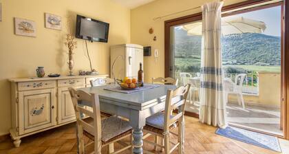 Apartamento 'Casa Al Mare' con vistas al mar, terraza privada y aire acondicionado.