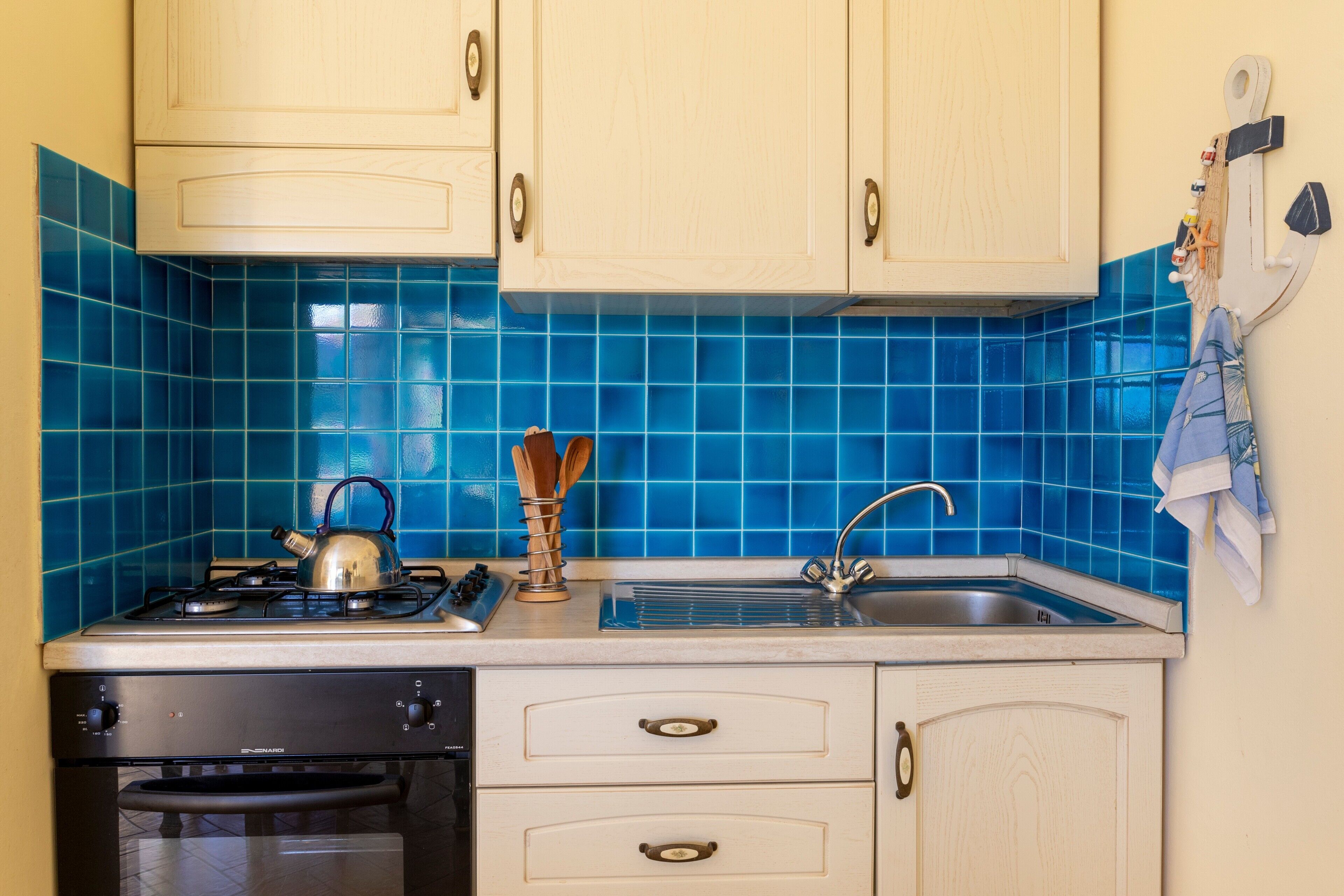 Refrigerador, horno, placa de cocina, utensilios de cocina