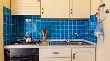 Refrigerador, horno, placa de cocina, utensilios de cocina