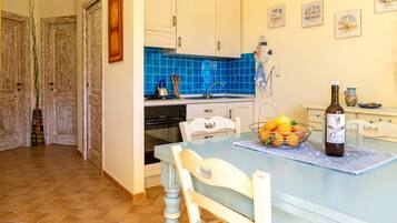 Fridge, oven, stovetop, cookware/dishes/utensils