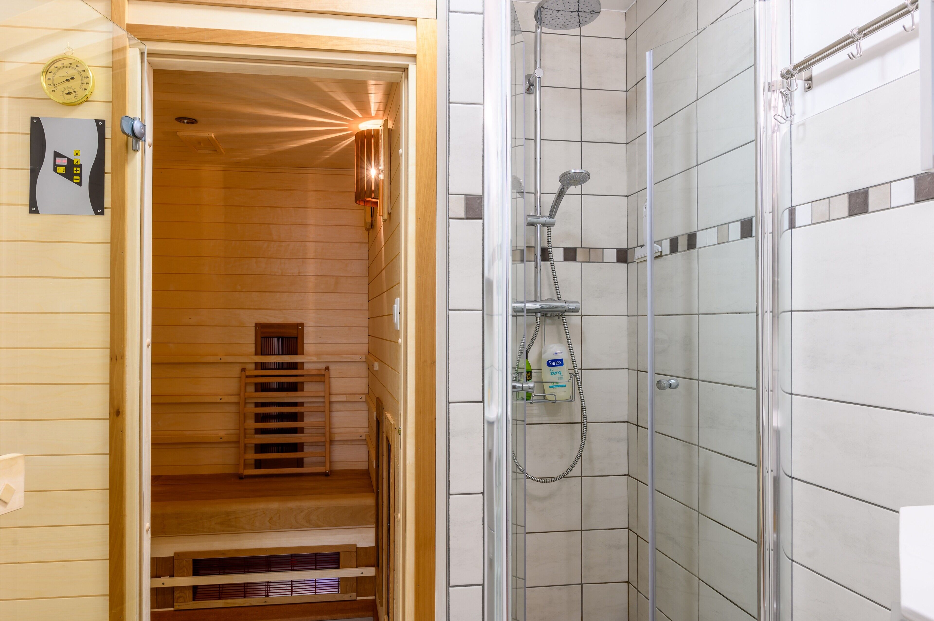 Douche, articles de toilette (gratuits), séchoir à cheveux