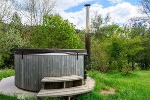 Outdoor spa tub - Holiday Home 'Gîte La Ramée' with Mountain View, Private Terrace and Wi-Fi (BAN SUR MEURTHE CLEFCY)