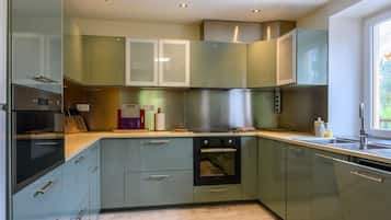 Een koelkast, een magnetron, een oven, een kookplaat