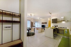 Geladeira, micro-ondas, fogão, cooktop