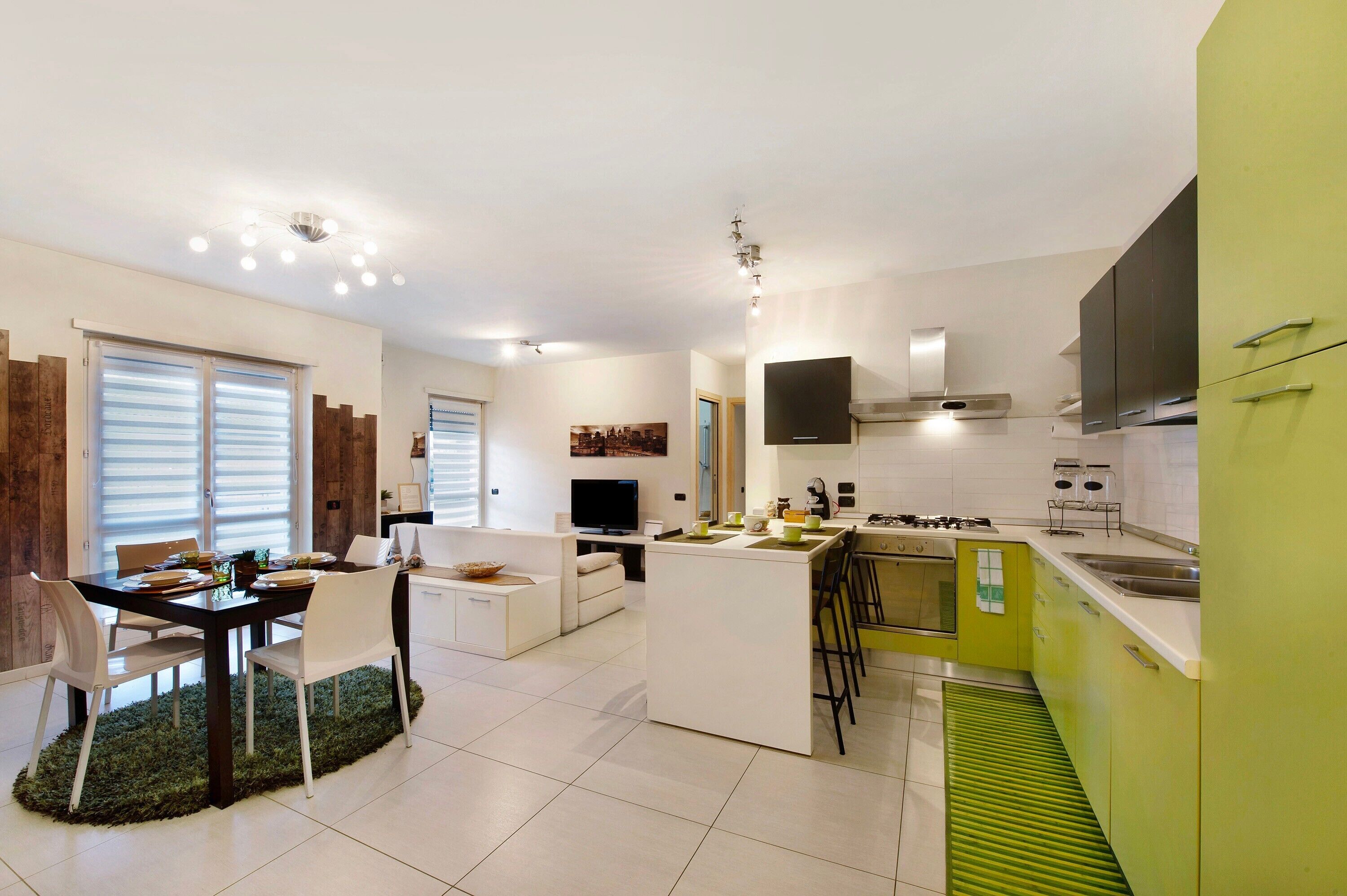 Frigorifero, microonde, forno, piano cottura