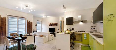 Réfrigérateur, micro-ondes, four, plaque de cuisson