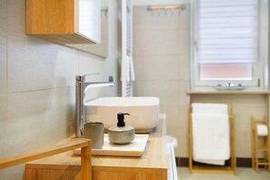 Shower, hair dryer, towels - Apartment 'Appartamento Da Jenny' with Mountain View, Balcony and Wi-Fi (aosta)