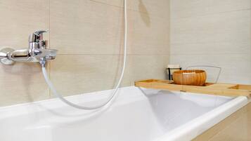 Ducha, secador de pelo y toallas