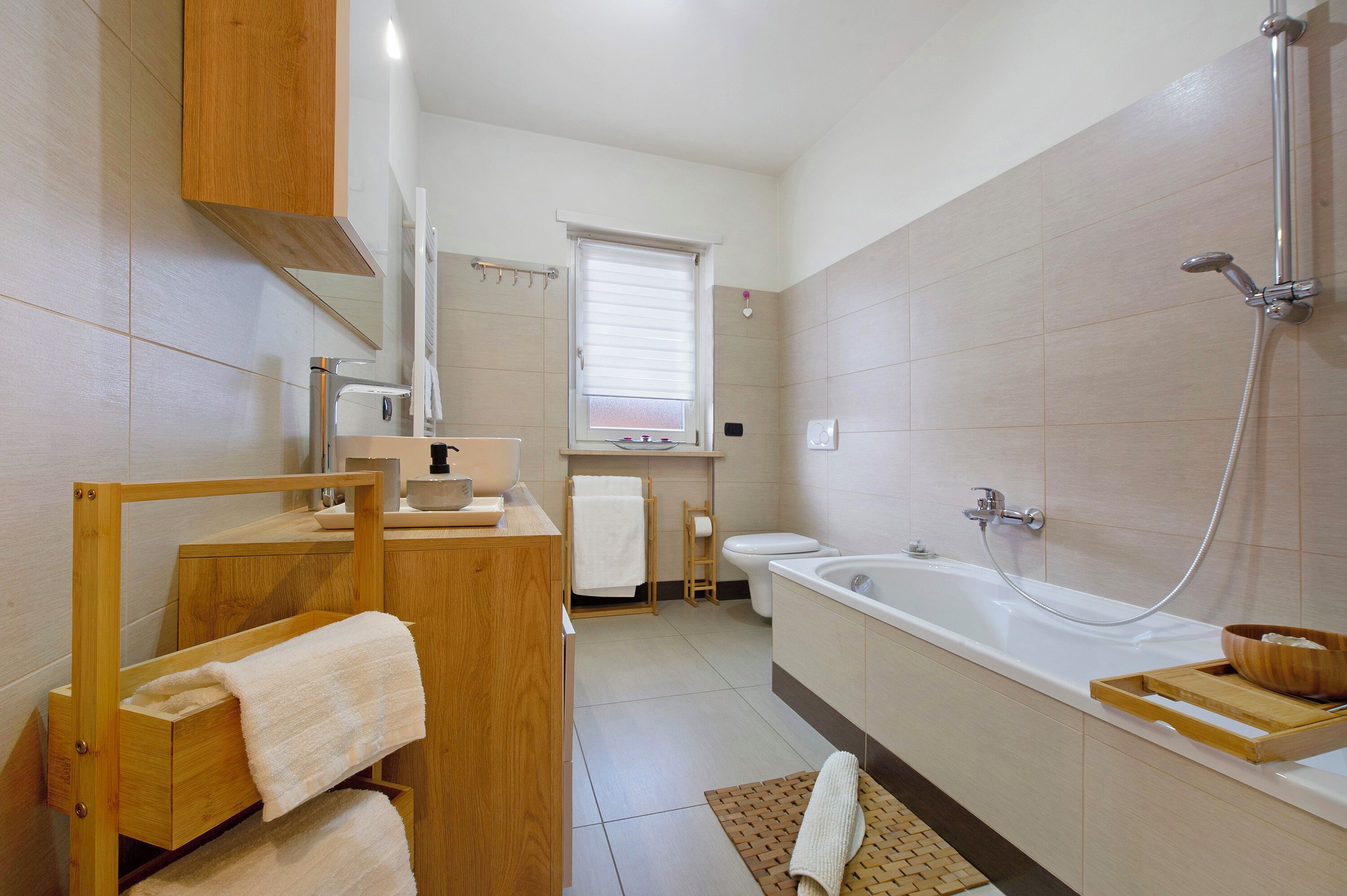 Chuveiro, secador de cabelo, toalhas de banho 