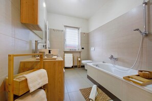 Chuveiro, secador de cabelo, toalhas de banho 