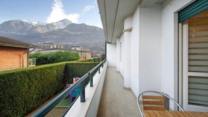 A balcony with a view of mountains, a table, and chairs. - Apartment 'Appartamento Da Jenny' with Mountain View, Balcony and Wi-Fi (aosta)
