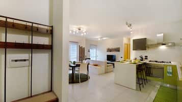 Frigorifero, microonde, forno, piano cottura