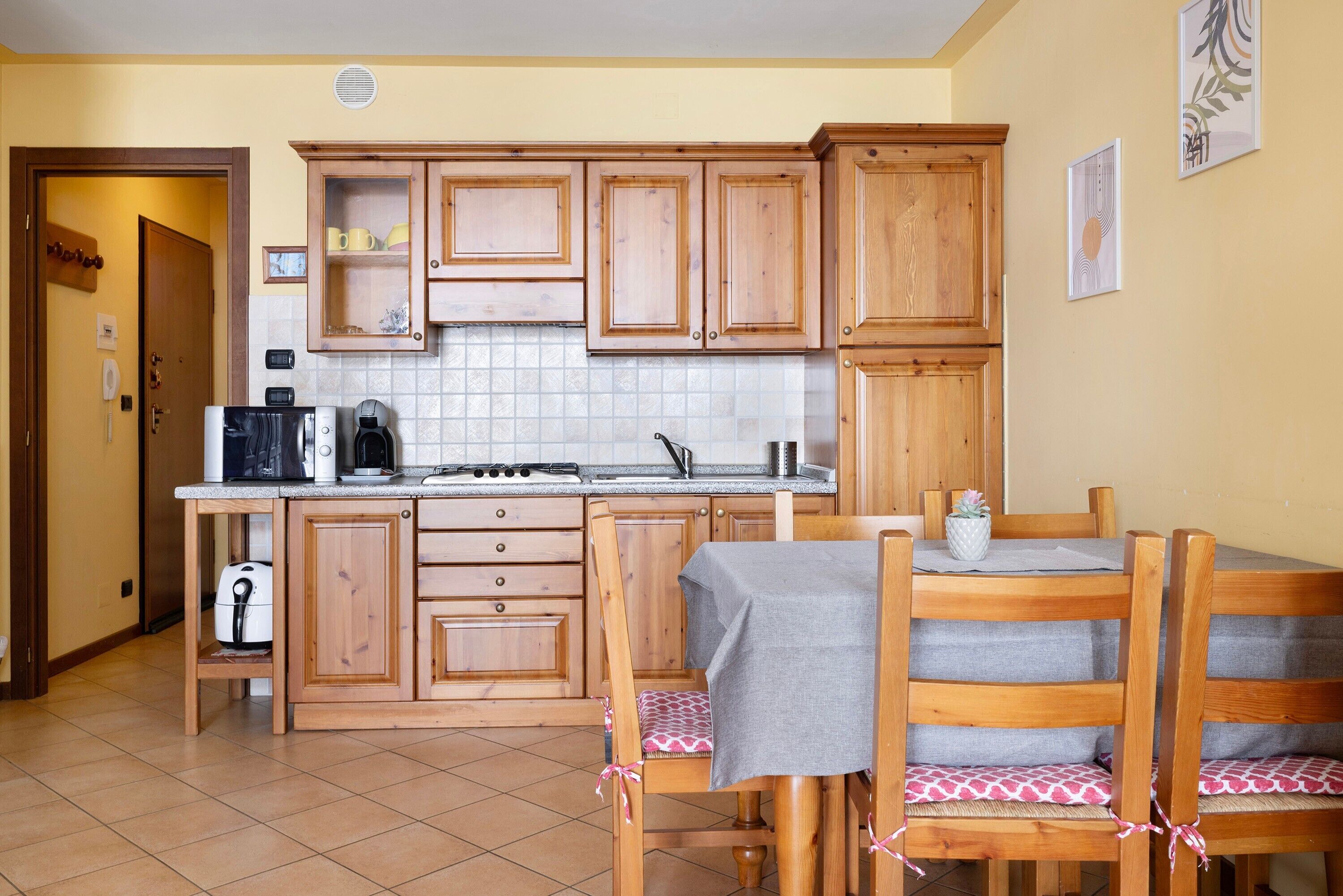 Kühlschrank, Mikrowelle, Herdplatte, Wasserkocher mit Kaffee-/Teezubehör
