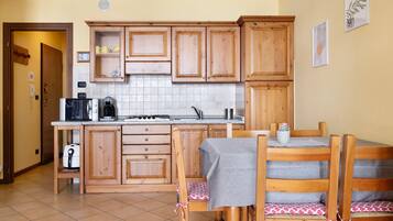 Kühlschrank, Mikrowelle, Herdplatte, Wasserkocher mit Kaffee-/Teezubehör