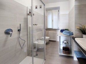 Regadera, secadora de cabello, toallas 