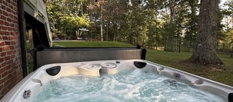 Private Hot Tub, Pool, Firepit 3 Bdrm/2 Bth in Wine Region of Year 