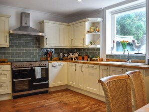 Dishwasher, high chair, cookware/dishes/utensils - 5 bedroom accommodation in Deal (Deal)
