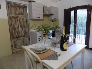 Studio Supérieur, 1 très grand lit, cuisine, vue colline | Cuisine privée | Grand réfrigérateur, micro-ondes, four, plaque de cuisson