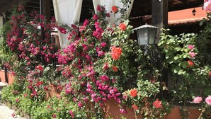 A building with a brick exterior and a covered porch area. - relais Cà del rio (Pianoro)