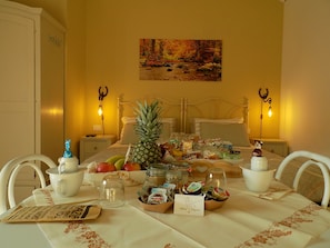 Studio Supérieur, 1 très grand lit, cuisine, vue colline | Literie de qualité supérieure, couette en duvet d'oie