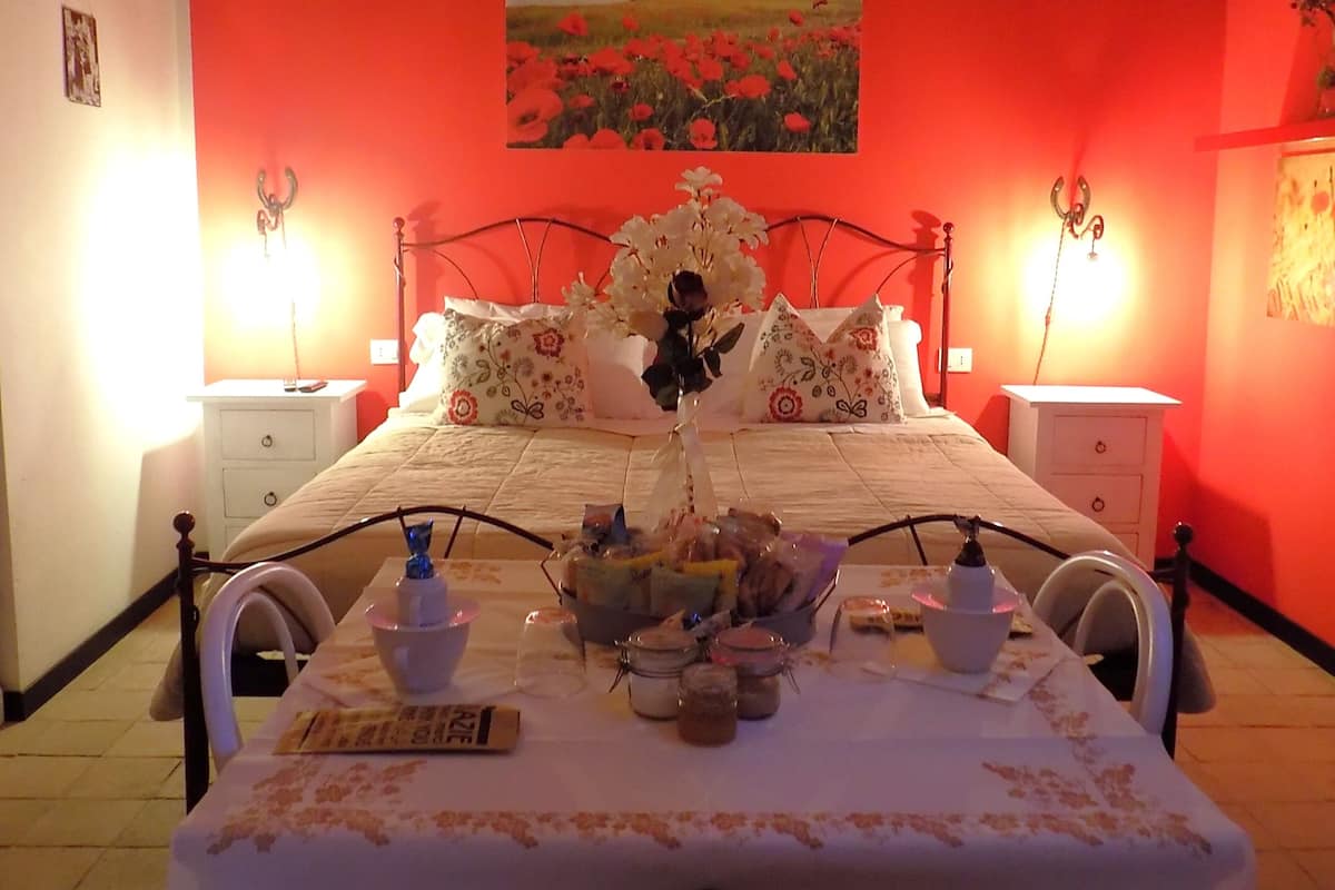 Deluxe Studio, Balcony, Hill View | Peralatan tempat tidur premium, gebar bulu kapas, busa memori