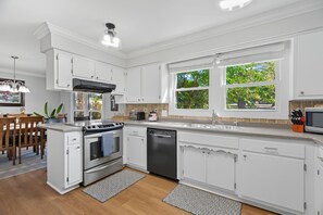 Frigorífic, microones, forn i placa de cuina 