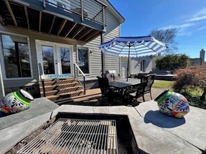 Outdoor dining - Lakehouse w/ Swim Spa, Hot Tub, FIre Pit-Close to Nash! (Hendersonville)
