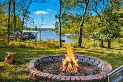 Lakehouse w/ Swim Spa, Hot Tub, FIre Pit-Close to Nash!