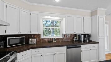 Køleskab, mikrobølgeovn, ovn, kogeplade