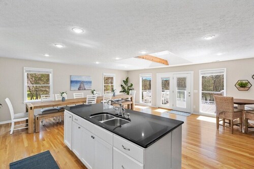 Huge Lakehouse w/Pool, Hot Tub & Fire Pit Near Nashville!