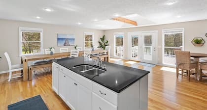 Huge Lakehouse w/Pool, Hot Tub & Fire Pit Near Nashville!