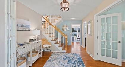 Huge Lakehouse w/Pool, Hot Tub & Fire Pit Near Nashville!