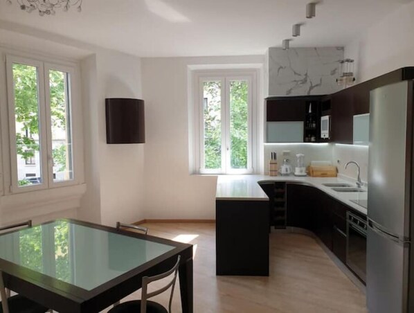 Kühlschrank, Mikrowelle, Ofen, Herdplatte