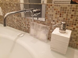 Dusche, Haartrockner, Bidet, Handtücher