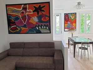 Smart-TV, Bücher, Stereoanlage
