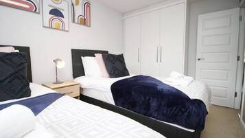 3 dormitorios, escritorio, tabla de planchar con plancha y Internet