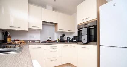 Cohost Partners Cozy 3BR Home with Garden & Parking
