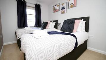 3 dormitorios, escritorio, tabla de planchar con plancha y Internet