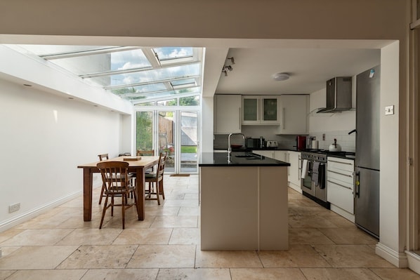 冷蔵庫、電子レンジ、オーブン、コンロ