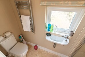 シャワー、ヘアドライヤー、タオル