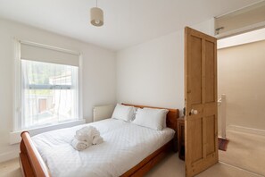 3 bedrooms, desk, iron/ironing board, internet