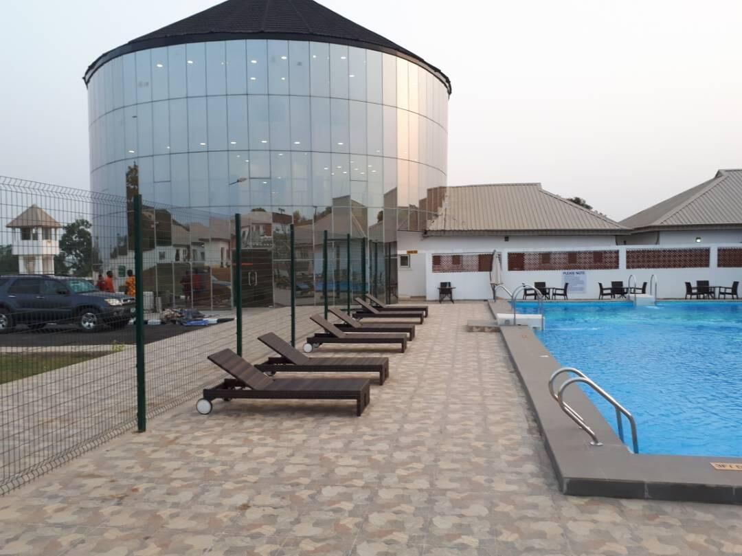 Una piscina al aire libre