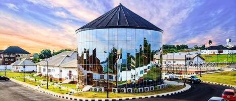 Vista frontal de la propiedad