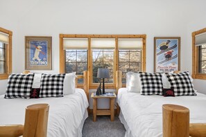 4 bedrooms, iron/ironing board, travel crib, free WiFi - The Lodge, 'North Woods' Galena escape w/ hot tub & fire pit! (East Galena Township)