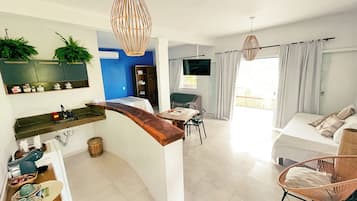 Suíte estúdio conforto | Banheiro | Chuveiro, chuveiro com efeito de chuva, produtos de toalete grátis