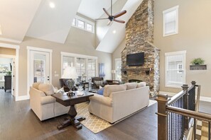 Smart TV, fireplace - Luxurious 4 King Suites|Reynolds Landing|Fire Pit|Views (Greensboro)